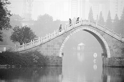 10月28日，市民走在合肥市霧霾籠罩的公園里。新華社發(fā)
