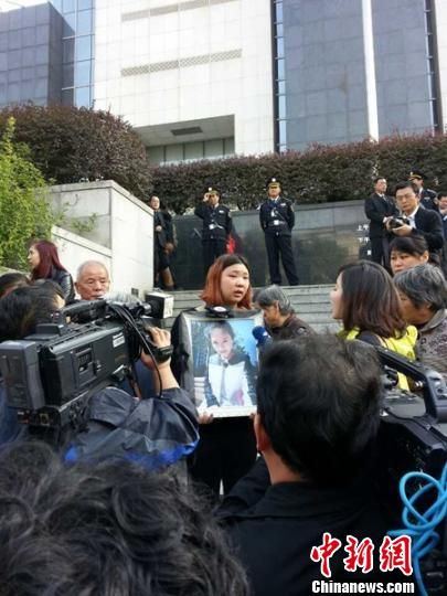 法院外，死者祁某的家人正在接受媒體采訪。 田雯 攝