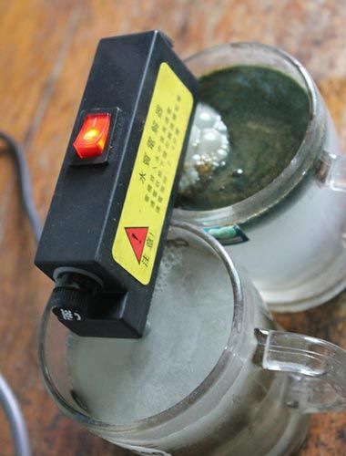 試驗(yàn)后的水對(duì)比，工程供水變成了墨綠色