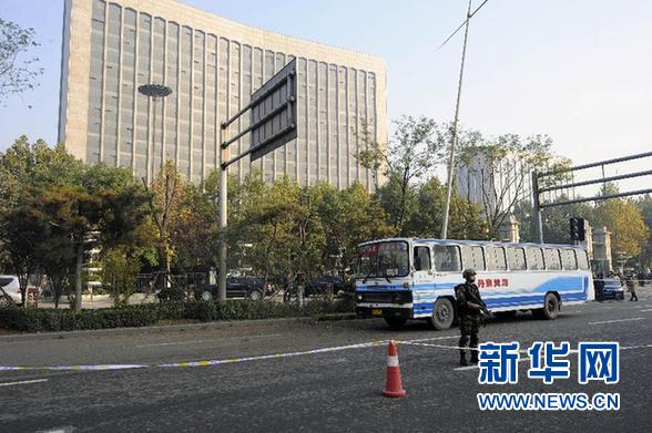 這是11月6日拍攝的一輛爆炸中受損的公交車停在現(xiàn)場。