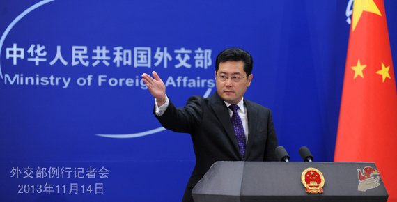 2013年11月14日，外交部發(fā)言人秦剛主持例行記者會(huì)。