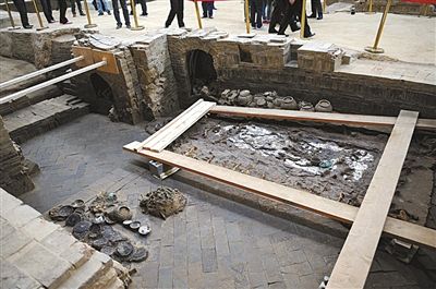 11月16日，二號墓（蕭后墓）墓室及其中出土的女性人骨遺骸和隨葬品。