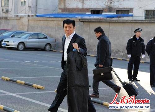 庭審當(dāng)日，李某某辯護(hù)律師張起淮匆匆趕到北京市一中院    人民網(wǎng)記者 翁奇羽攝