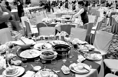 今年1月20日，一國(guó)企在廣州一家五星級(jí)酒店擺了70桌。臨近年底，在中央“嚴(yán)抓四風(fēng)”背景下，北京國(guó)企機(jī)