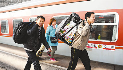 農(nóng)民工從阜陽(yáng)坐火車(chē)去東莞打工。