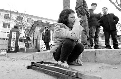 從法院出來以后，家屬和律師正在商量案情，夏鳳各在旁想著想著忍不住哭起來