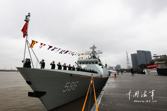 1月8日，某新型導彈護衛(wèi)艦吉安艦入列海軍東海艦隊命名授旗儀式現(xiàn)場。新華社發(fā)
