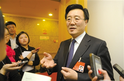 昨日，在十四屆人大二次會(huì)議順義代表團(tuán)全團(tuán)審議后，北京市人大代表、北京市常務(wù)副市長(zhǎng)李士祥接受記者提問。新京報(bào)記者 浦峰 攝
