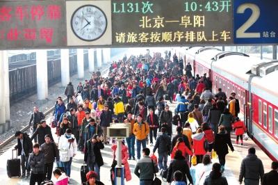昨天，由北京開出的列車途經(jīng)安徽亳州火車站，大量旅客回到家鄉(xiāng)