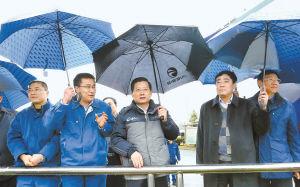 2月7日，省委書記強(qiáng)衛(wèi)冒雨在江西銅業(yè)集團(tuán)調(diào)研。記者 梁振堂 攝