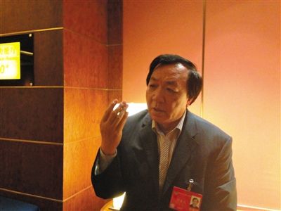 　昨日，在接受采訪時(shí)，何香久強(qiáng)調(diào)，大多公務(wù)員是勤勉工作的。
