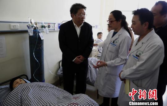 圖為青海省委常委、西寧市委書記毛小兵正在詢問患者病情。　羅云鵬　攝