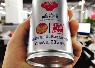 在涉訴產(chǎn)品的包裝上，印著“國家體育總局訓練局合作伙伴”標識。新京報記者 倪華初 攝