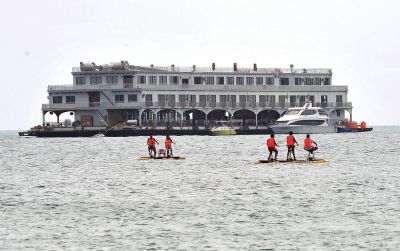 位于三亞市大東海附近海域的海上會(huì)所3月22日攝。新華社發(fā)