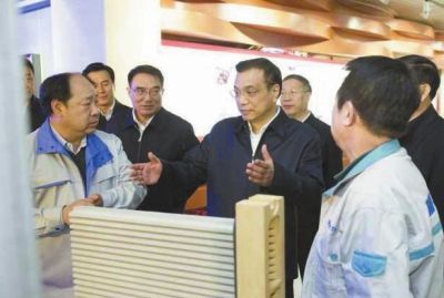 昨天，李克強在科技園查看PM2.5過濾設(shè)備。圖/新華視點微博