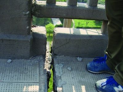 圖為大橋17號(hào)墩處橋面裂縫。梅建明 攝