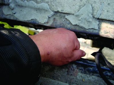 圖為大橋17號(hào)墩處橋面裂縫。梅建明 攝