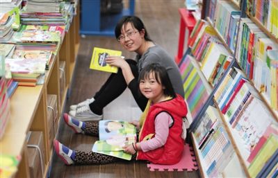 昨晚10時(shí)，來京探親的山東的李女士帶著5歲的女兒琪琪在三聯(lián)書店讀書。4月18日晚開始，三聯(lián)韜奮書店正