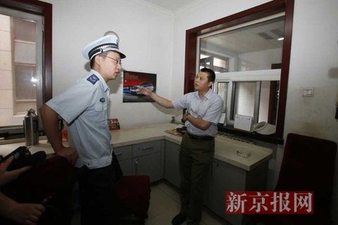 國(guó)家文物局的一名工作人員正在與執(zhí)法人員對(duì)峙。新京報(bào)記者 高瑋 攝