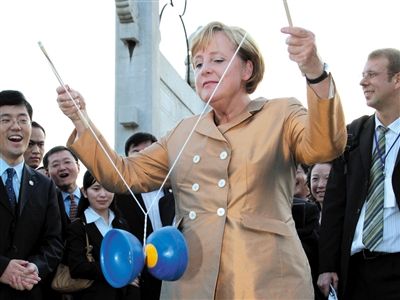 2007年8月27日，北京，默克爾正在玩扯鈴。
