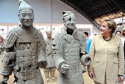 2010年7月17日，西安，默克爾參觀兵馬俑，慶祝生日。