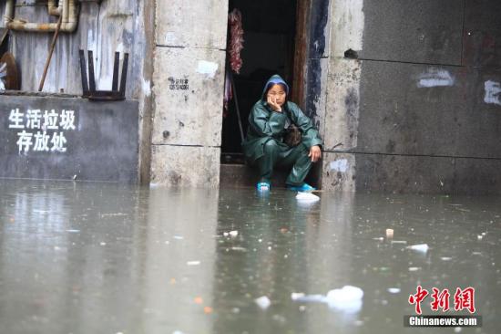 7月15日，因連日強(qiáng)降雨致長(zhǎng)沙市開(kāi)福區(qū)西長(zhǎng)街街道出現(xiàn)嚴(yán)重內(nèi)澇，最深水位超過(guò)一米，沿街60余戶門面進(jìn)