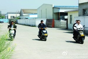 網(wǎng)友稱(chēng)儀征市委書(shū)記程希騎摩托車(chē)下鄉(xiāng)沒(méi)戴頭盔。