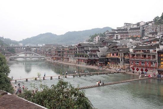 鳳凰古城以被吐槽七次高居最想吐槽榜榜首，而這七次吐槽全部來自在鳳凰古城隨機采訪的10名游客中。