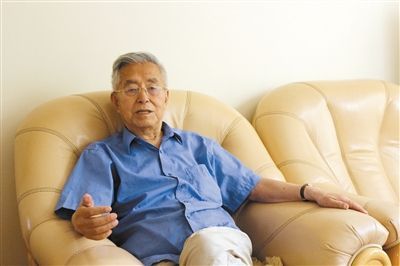 楊維駿 歷任云南省政協(xié)副主席等職。89歲高齡的楊維駿為12名失地農(nóng)民代表開道，到云南省政協(xié)反映問題。