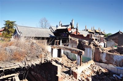 大同市文廟附近開發(fā)的一片仿古四合院，附近基礎設施建設已停工，周圍都是廢墟。