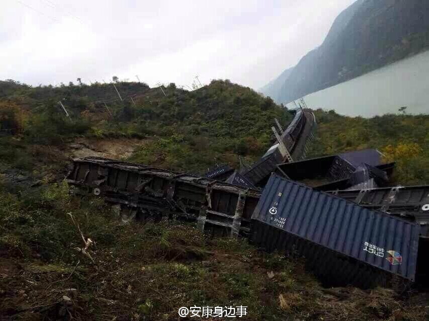 襄渝鐵路旬陽至棕溪上行線發(fā)生山體塌方，致使75228次貨物列車8節(jié)車廂脫線。圖片來源于網(wǎng)絡(luò)