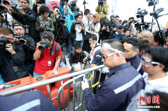 11月18日上午，香港法庭頒令執(zhí)達(dá)主任展開清除在金鐘中信大廈外的障礙物，先后清理了龍匯道上的鐵馬，警