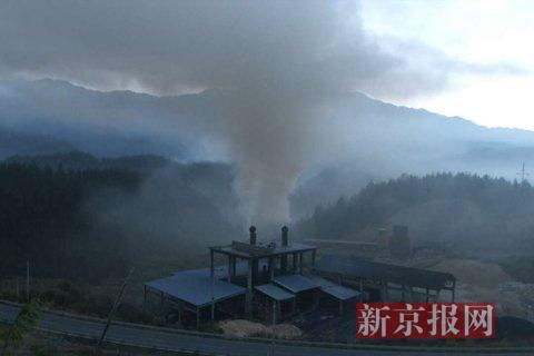 污染企業(yè)排放煙塵。當(dāng)?shù)鼐W(wǎng)友供圖