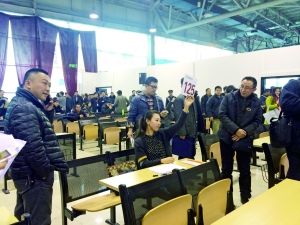 　首批中央和國家機關(guān)公車第三場拍賣現(xiàn)場。賈悅/攝