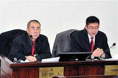 1月5日，呼市中院審理趙志紅案。律師謝飛（左）和張瑞軍（右）出庭為趙志紅辯護(hù)。