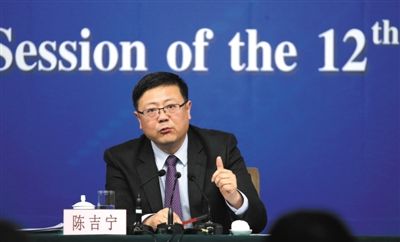昨日，十二屆全國(guó)人大三次會(huì)議新聞中心，環(huán)保部部長(zhǎng)陳吉寧回答中外記者提問。新京報(bào)記者 陳杰 攝