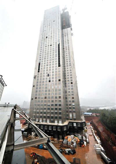 湖南遠大可建公司采取模塊化建造技術建造的57層高樓施工現(xiàn)場。新華社發(fā)