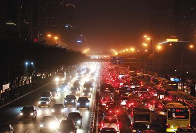 昨晚，因沙塵暴導(dǎo)致能見度低，長(zhǎng)安街嚴(yán)重堵車。