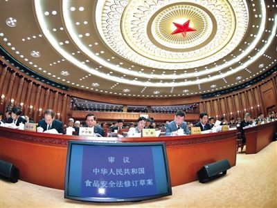 昨日，食品安全法修訂草案提交十二屆全國(guó)人大常委會(huì)第十四次會(huì)議進(jìn)行三審。 新華社記者 李濤 攝
