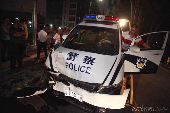 南都記者昨晚趕到現(xiàn)場時，交警及保險公司已經(jīng)在處理事故，現(xiàn)場有很多圍觀者。