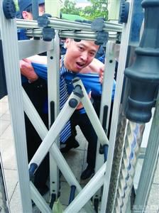 律師王甫在試圖跑進(jìn)衡陽(yáng)中院大門時(shí)被圍攻者阻止，西服和襯衣被撕爛。