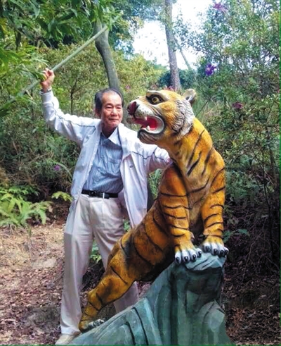 2015年1月10日，區(qū)少坤到廣東肇慶九龍湖游玩，拍攝打虎圖。