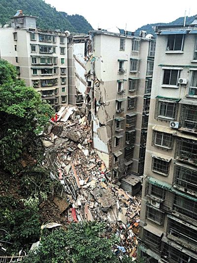  昨日，貴陽市云巖區(qū)一棟9層居民樓垮塌，16人失聯(lián)。新華社發(fā)