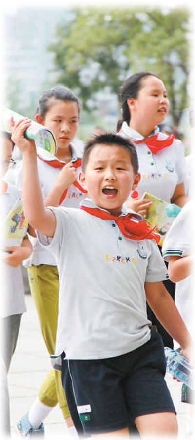 南京某小學(xué)學(xué)生在參加課外活動(dòng)。