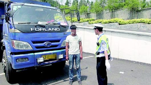 民警對持C1駕照駕駛大貨車、一年違法350余次的張某進行批評教育。