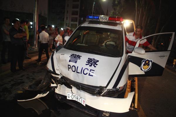 深圳一副局長(zhǎng)開警車撞賓利逃逸 疑監(jiān)控醉態(tài)明顯
