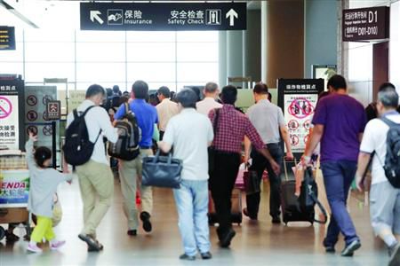 近期乘飛機(jī)應(yīng)留足更多的時間以免誤機(jī)。/晨報記者 殷立勤