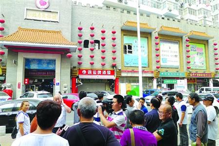 青島宰客海鮮店成“景點(diǎn)”，游人“參觀”拍照。