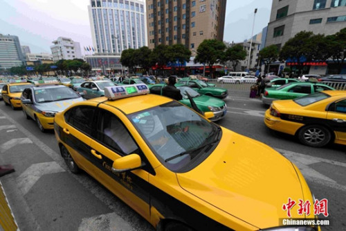 1月17日，福州華榕出租車公司期下的出租車在街頭候客。