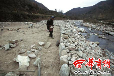 11月6日，93歲的鳳縣老人曾文財(cái)一吃完飯就又到河邊搬運(yùn)石頭加固河堤了